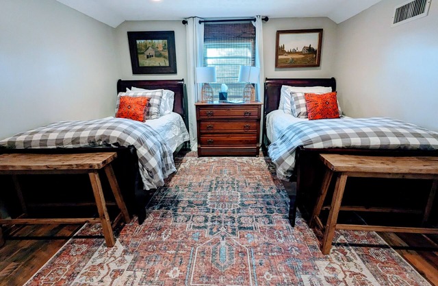 The Lanier Room at The Town House Inn - Guesthouse
