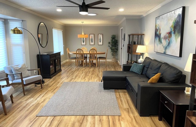 The Lassen House-Spacious Home off the Esplanade