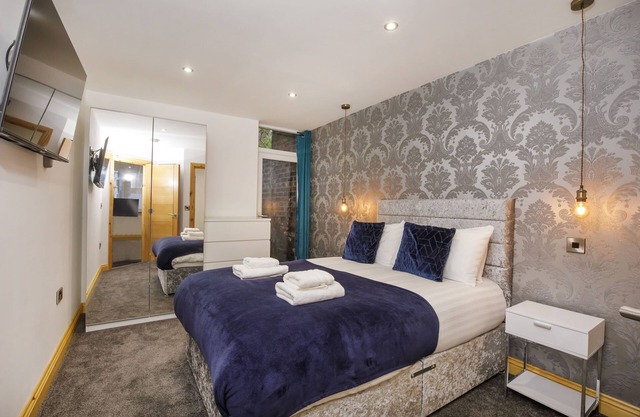 The Lawrence Apartments - Apartment 1 - sleeps 4 guests in 2 bedrooms