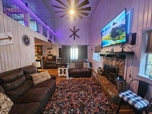 THE LEGEND OF ASKA- Blue Ridge Cabin, River & Mtn views, Hot Tub, Game room