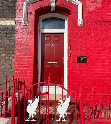 The LFC Red House - Spacious House With 5 Bedrooms, 2 Bathrooms, Street Parking And 1 Minute From The Stadium