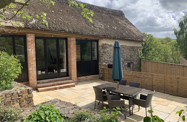 The Linhay, Kings Nympton - Quiet, very rural thatched barn near great pub.