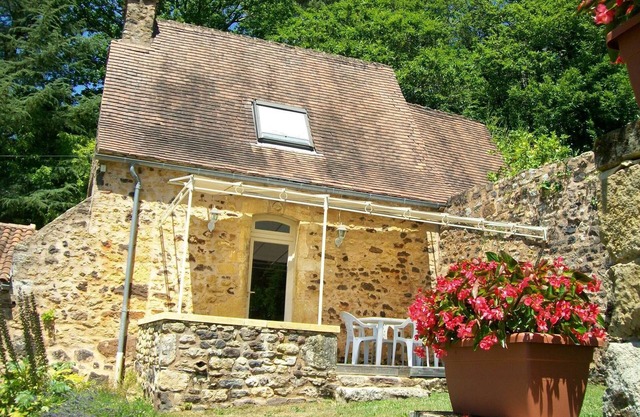 THE LITTLE BARONNIE 2/4 pers. at Audrix in the heart of the Périgord Noir sites