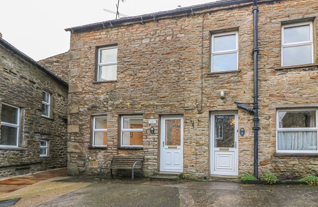 THE LITTLE BOWER, pet friendly, character holiday cottage in Hawes