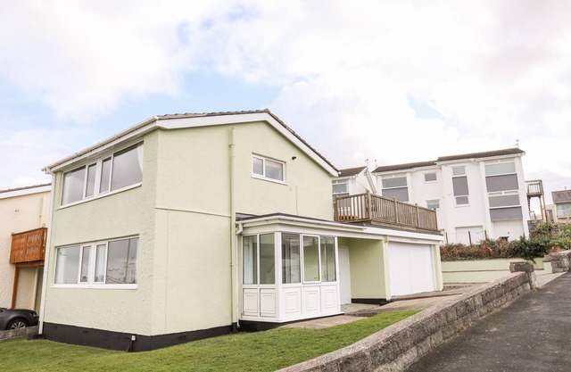 THE LITTLE DOLPHINS, pet friendly, with a garden in Rhosneigr