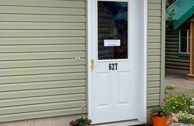 The Little Green Apt. cute, cozy and lots of light. Perfect for 2 or solo