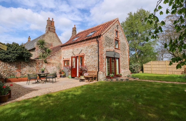 THE LITTLE HAY BARN, family friendly, with open fire in Bacton