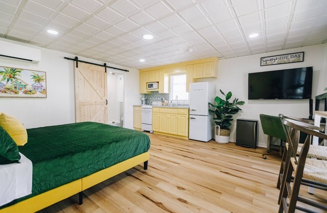 The Little Lemon Studio | King Bed | Office Space | Walk to Winthrop