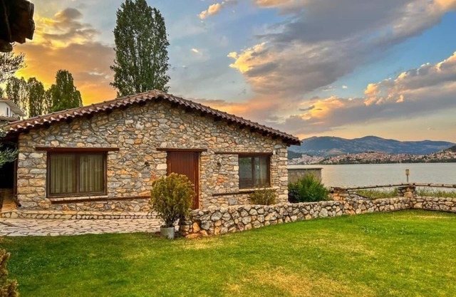 The Little Stone House by the Lake/Το Πέτρινο Σπιτάκι δίπλα στη Λίμνη