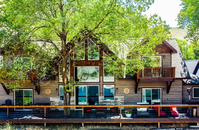 The Lodge at Big Eddy on the main Salmon River