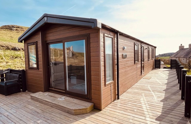 THE LODGE AT PENNANT-IGYN, pet friendly, with a garden in Llanbedrog