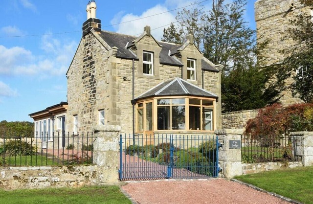 THE LODGE (ELSDON), pet friendly, country holiday cottage in Elsdon