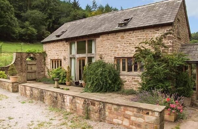 THE LODGE FARM BARN, family friendly, with open fire in Deepdean