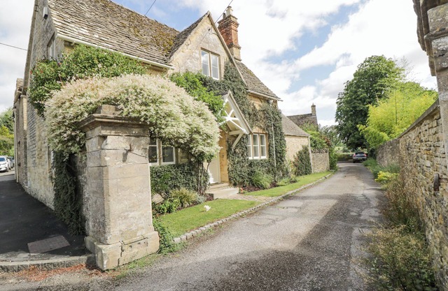 THE LODGE, pet friendly, character holiday cottage in Coln St Aldwyns