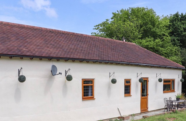 THE LODGE, pet friendly, character holiday cottage in Broad Oak