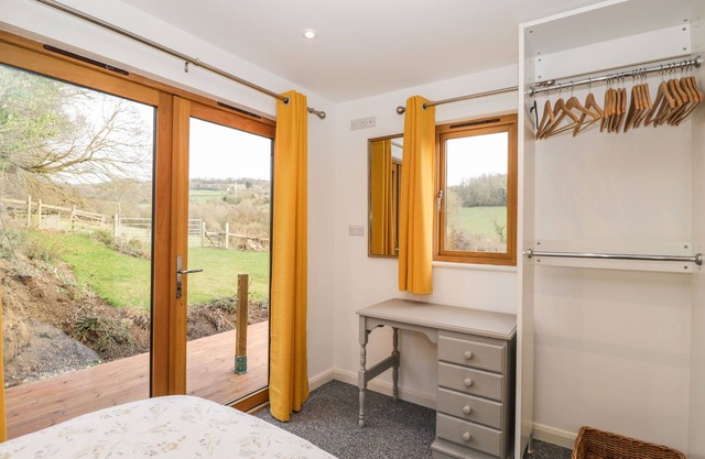 THE LODGE, romantic, with a garden in Bitton