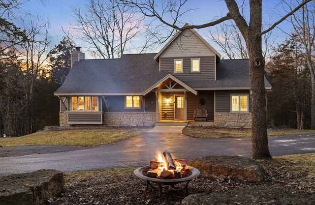 The Lodge, 'North Woods' Galena escape w/hot tub & fire pit!