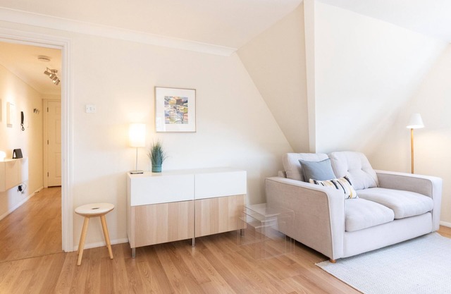 The Loft: central, convenient, cosy, clean, light, * free parking *