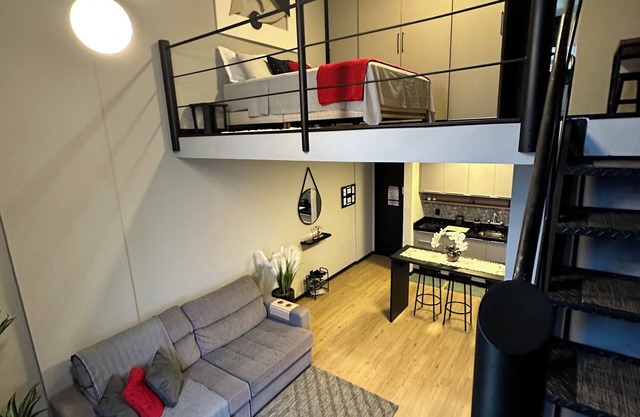 The loft is centrally located, has a hot tub, a privileged view, a swimming pool, and a gym.