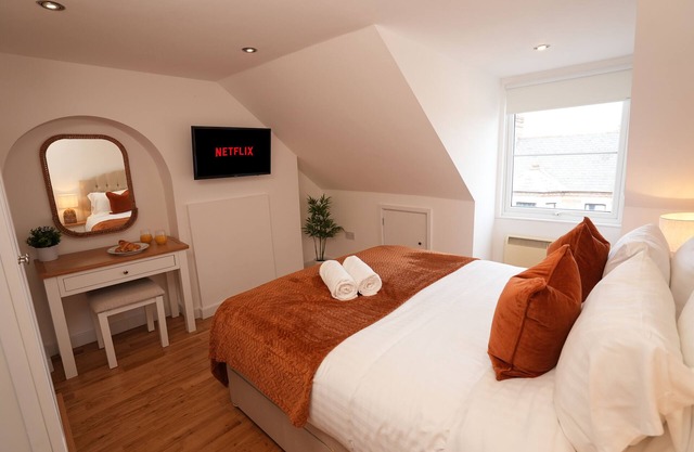 The Loft King Bed Central Cambridge Apartment