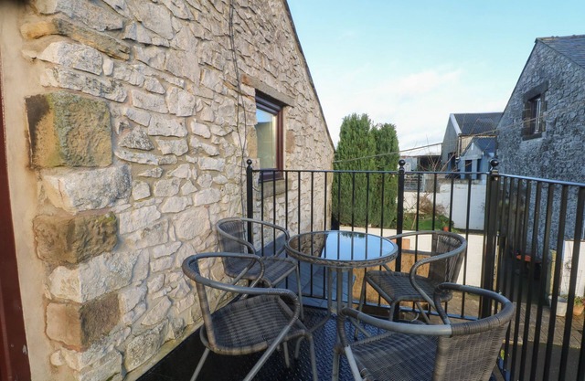 THE LOFT, pet friendly, character holiday cottage in Buxton