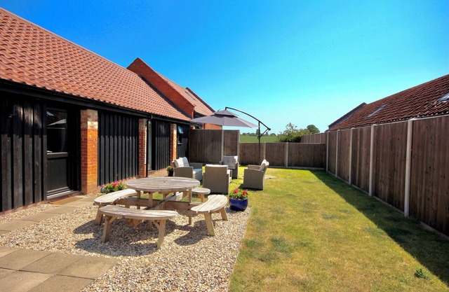 The Long Barn, Brick Kiln Barns, Dilham - Sleeps 6 in Luxury - Dog Friendly