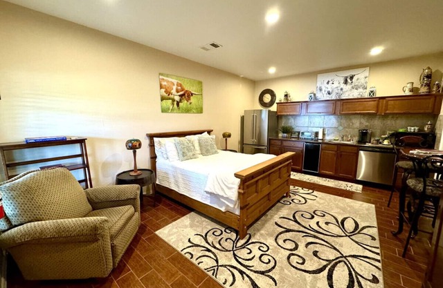 The Longhorn Suite at Grape Creek Country Cottages