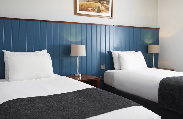 The Longshoot Hotel by Greene King Inns