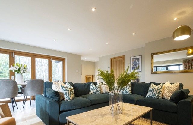 The Lookout - 2 beds, private garden & parking