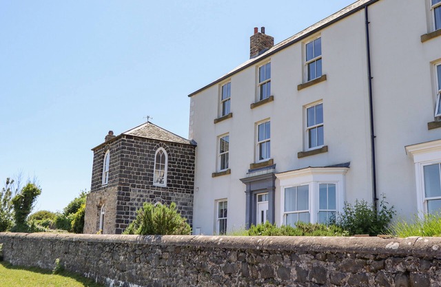 THE LOOKOUT (EMBLETON), family friendly, with open fire in Embleton