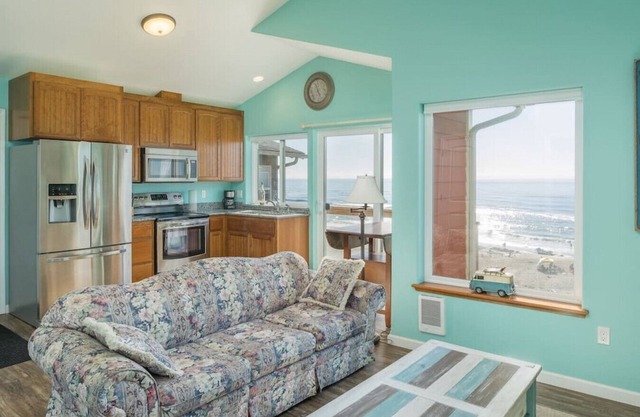The Lookout - Oceanfront, balcony, kitchen.