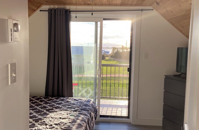 The Lookout! - Unwind with your family, including your furry friends!n(4009125)