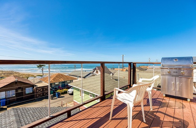 The Lookout-Walk to Beach!Remodeled Charming BeachHouse! Ocean Views!Dog/WiFi