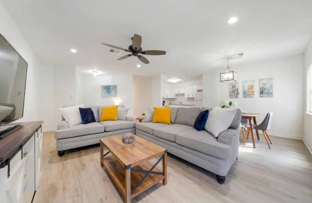 The Lost Lobster - 10 Min from the beach - Renovated - 2BR/2BA