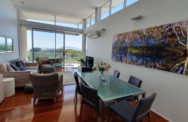 The Love Nest - luxury apartment with stunning views - stroll to beach