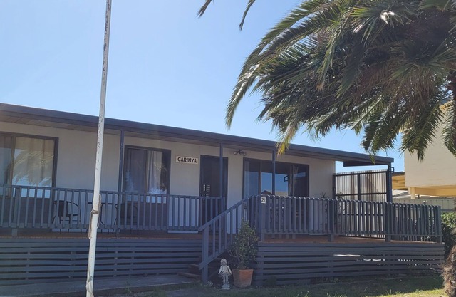 The "Love Shack" A Quiet Pet Friendly Home