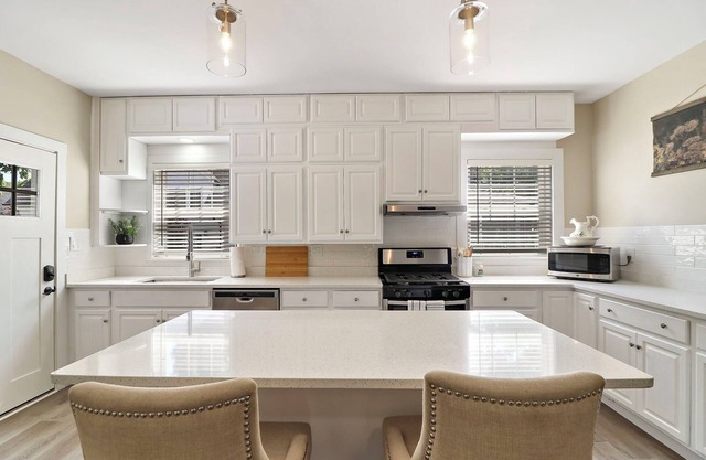 The Lower Deck - Geneva Lakefront Views |Public Beach Accross the Street |Large Deck w/Views |Grill