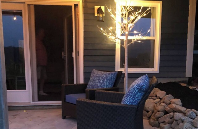 The Lower Deck Oceanfront Studio mins from Chester and beaches