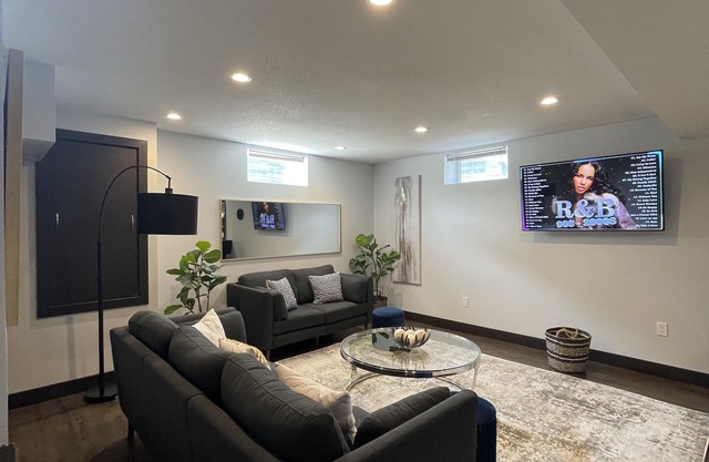 The Lux Den Speaks for itself. Cozy, bright self-contained basement suite