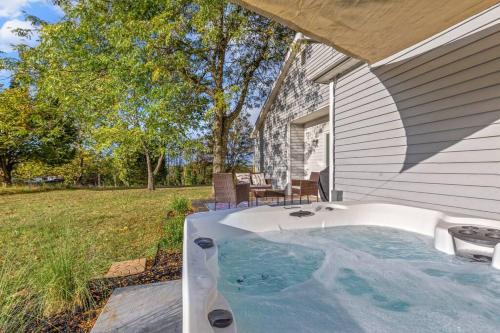 The Luxe/Hot Tub/Putt Putt/10 Mins Shaker Village