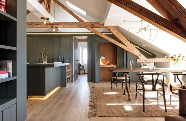 The luxurious 4.5 room attic apartment, 120m2 is located in a historic building