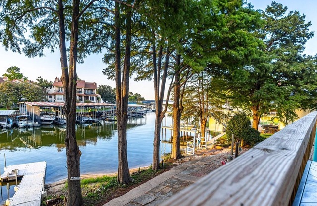 The Mad Goose- Beautiful lake house-Huge House