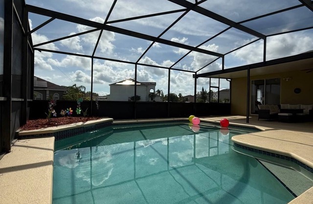 The Magical Kissimmee Retreat-Spacious 4-bedroom house with AC and Pool.