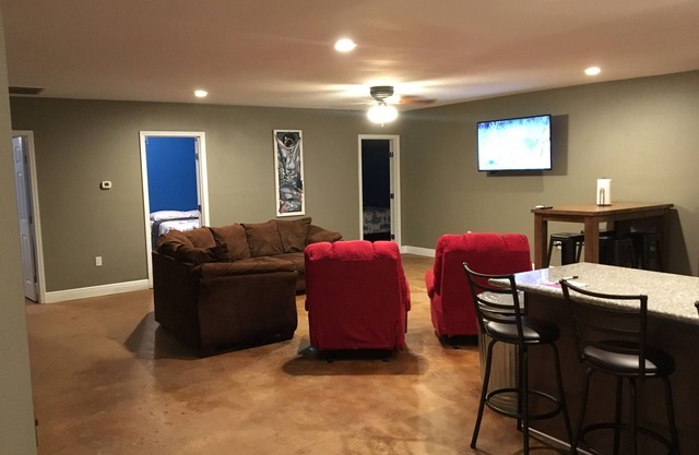 The Mahi Lodge is a quiet secluded 3bedroom 2full bath lodge in Venice LA
