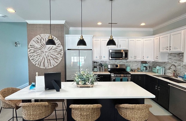 The Main Residence Beach Escape-3 Beds 2BR, Patio, Walk to Ocean