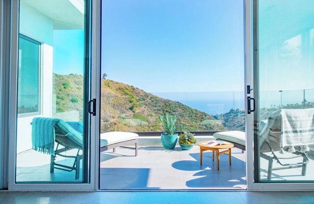 The Malibu Modern Oasis - Oceanview 4 Brdrm Surrounded by Canyon Views
