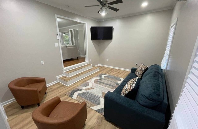 The Manhassett House - Roomy, Relaxing, Ready