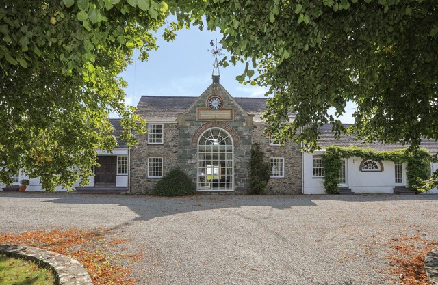 THE MANOR HOUSE, pet friendly, character holiday cottage in Rhosneigr