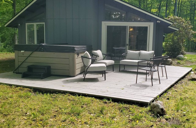 The Maple House: Quiet Updated Home, Minutes to Premier Golf, Skiing, and Trails