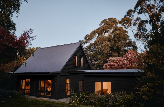 THE MAPLE LODGE Farm Stay - Alpacas, Pigs, Goats and Outdoor Pizza Oven